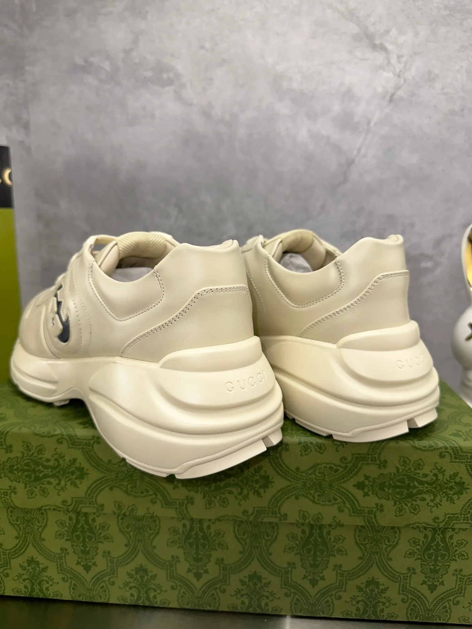 👟👟Ex-factory price👟👟Ex-factory price👟👟Ex-factory price 480👟👟Gucci~ GG couples' dad shoes have been popular in recent years; new colors are constantly updated; celebrities and Internet celebrities Live broadcasts and other events must be planted and called❤, classic fashion style, distressed leather surface, 5D drawing printing; mixed surface splicing colors, etc... Original customization (off-white eco-friendly cowhide, first layer of cowhide inside), original outsole... Shiny colorful drawings embellish the sides of the shoe body, distressed color, package production process‼ ✅ 👟👟 Size: Women’s 35~39/39~44 Men’s (Female 40. Men’s 45. Can be customized)